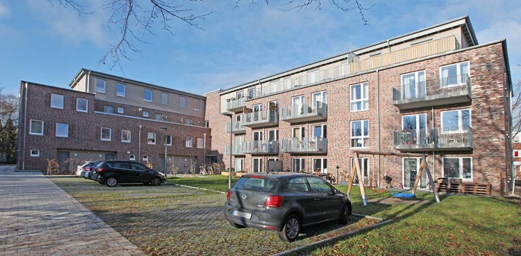 Mehrfamilienhaus 20 plus Wohnungen Hamburg Stellingen 1b Innenhof mit Parkplaetzen